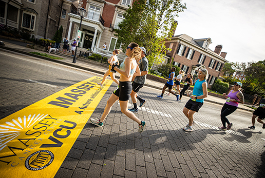 Massey Comprehensive Cancer Center Challenge의 결승선을 달리고있는 사람들