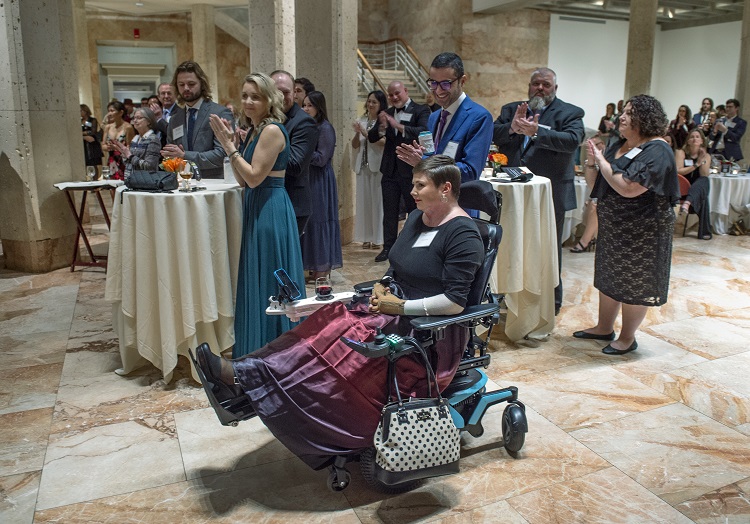 Evans-Haynes Burn Center 75주년 축하 행사 참석자들로부터 박수를 받는 Charlie Anne Xavier