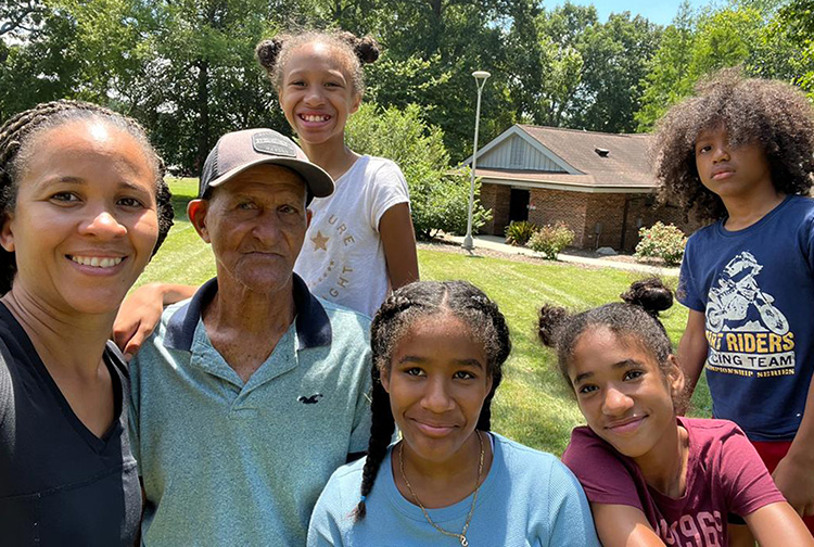 I-85의 노스캐롤라이나 환영 센터 밖에서 가족이 포즈를 취합니다.