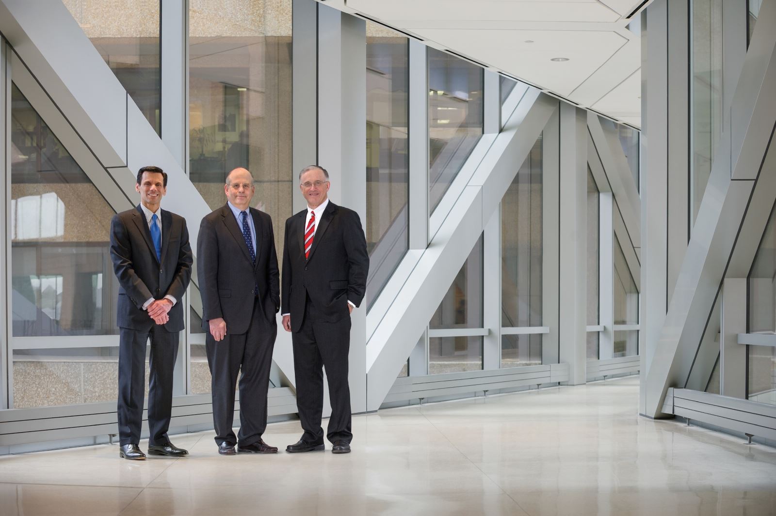 제리 스트라우스, M.D., Ph.D. 다른 두 남자와 함께