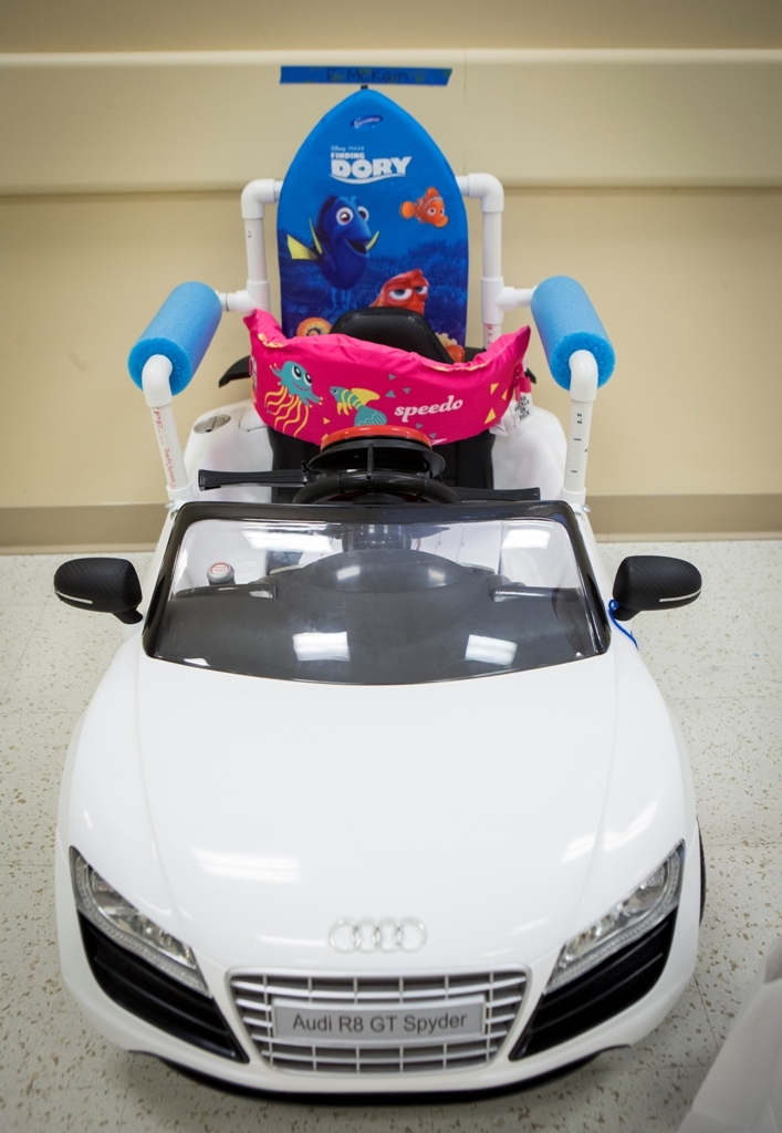 개조된 배터리 구동 승용 자동차