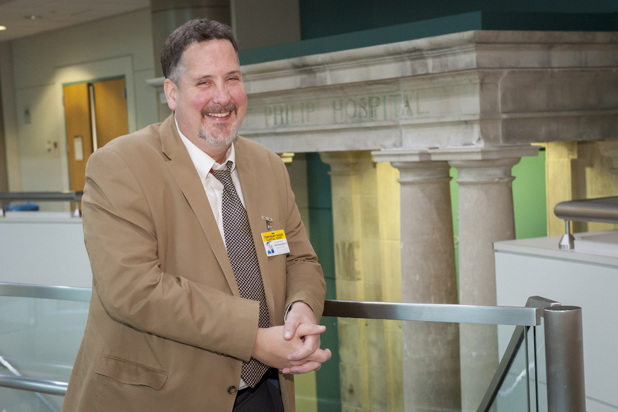 Jonathan Bartels, 버지니아 대학교 카지노 센터 완화카지노 간호사 연락관. (사진: Thomas Kojcsich, 대학 마케팅)