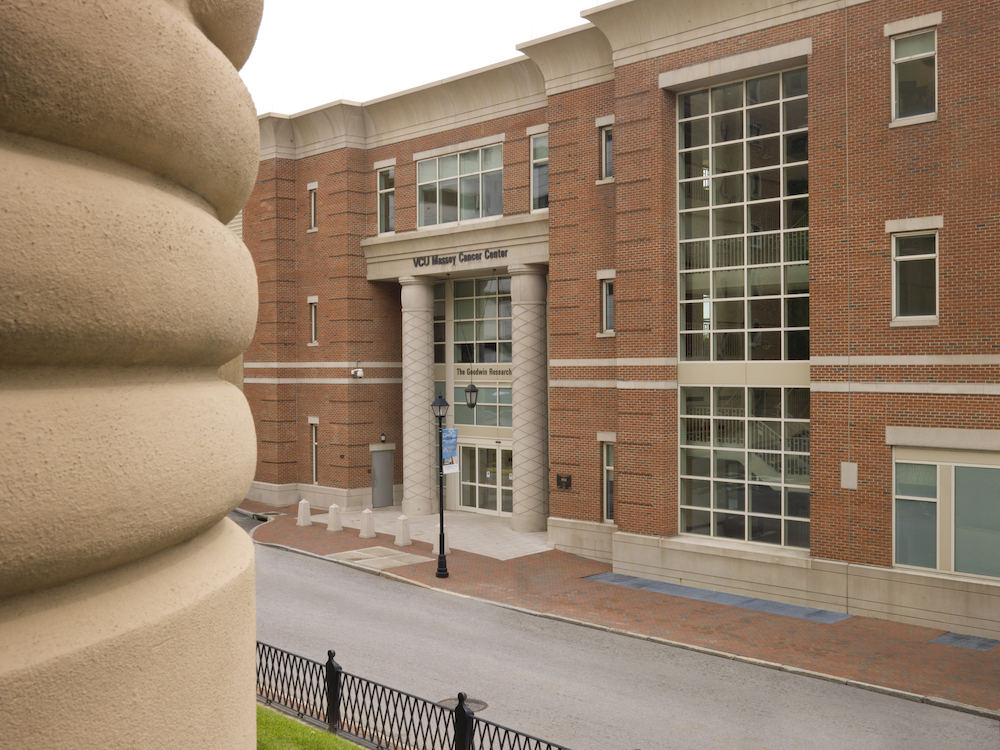 Ginder 재임 기간 동안 카지노사이트에서 암 연구 전용 건물인 Goodwin Research Laboratory를 추가하는 등 암 연구, 훈련 및 카지노사이트를 위한 최첨단 공간이 대학 및 카지노 시스템 전반에 걸쳐 개발되었습니다. (Allen Jones, 대학 마케팅)