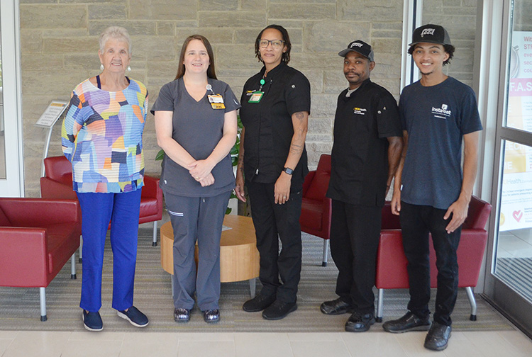 좌석 앞에 있는 카지노 종사자들의 그룹.