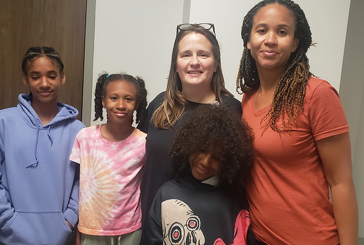 간호사가 가족과 함께 포즈를 취하고 있습니다.