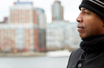 배경에 건물이 있는 남자의 사진.