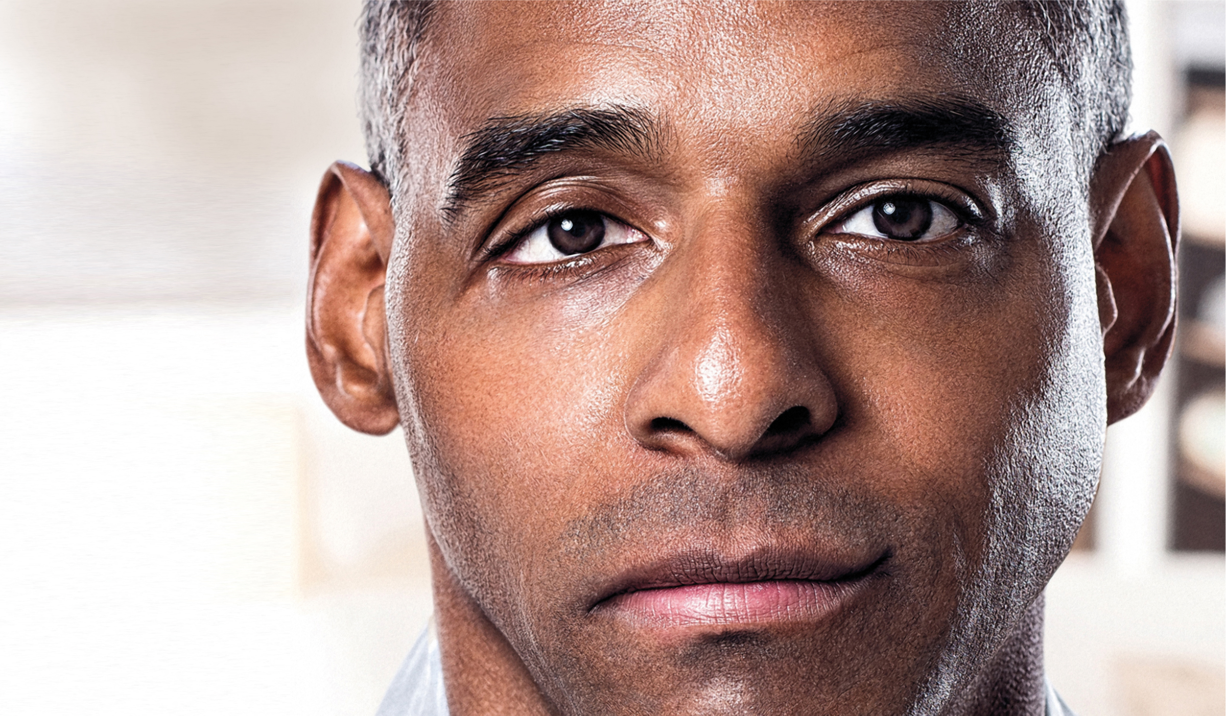 얼굴이 오른쪽으로 처진 남자