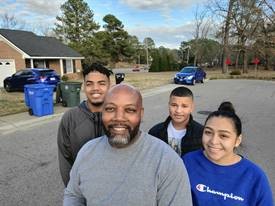 도코요 칼튼과 웃고 있는 아이들