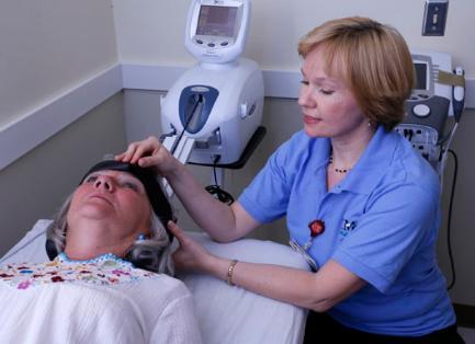 시술을 받고 있는 여성