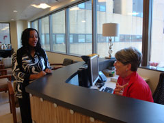 체크인 시 이야기하는 여성