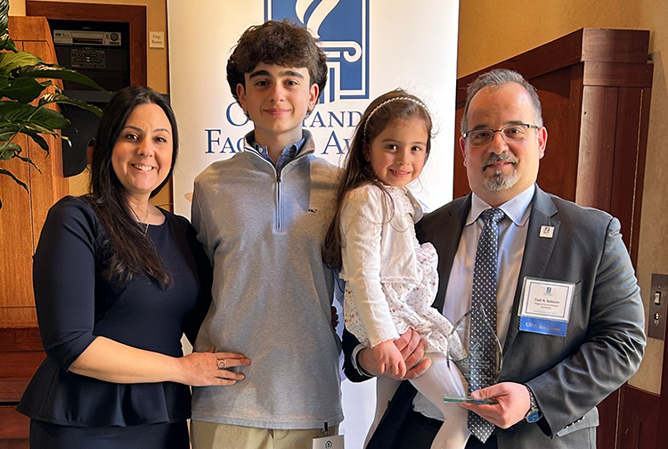 2025년 우수 교수상 시상식에 참석한 Pauly 연구원 Fadi Salloum 박사와 그의 가족.