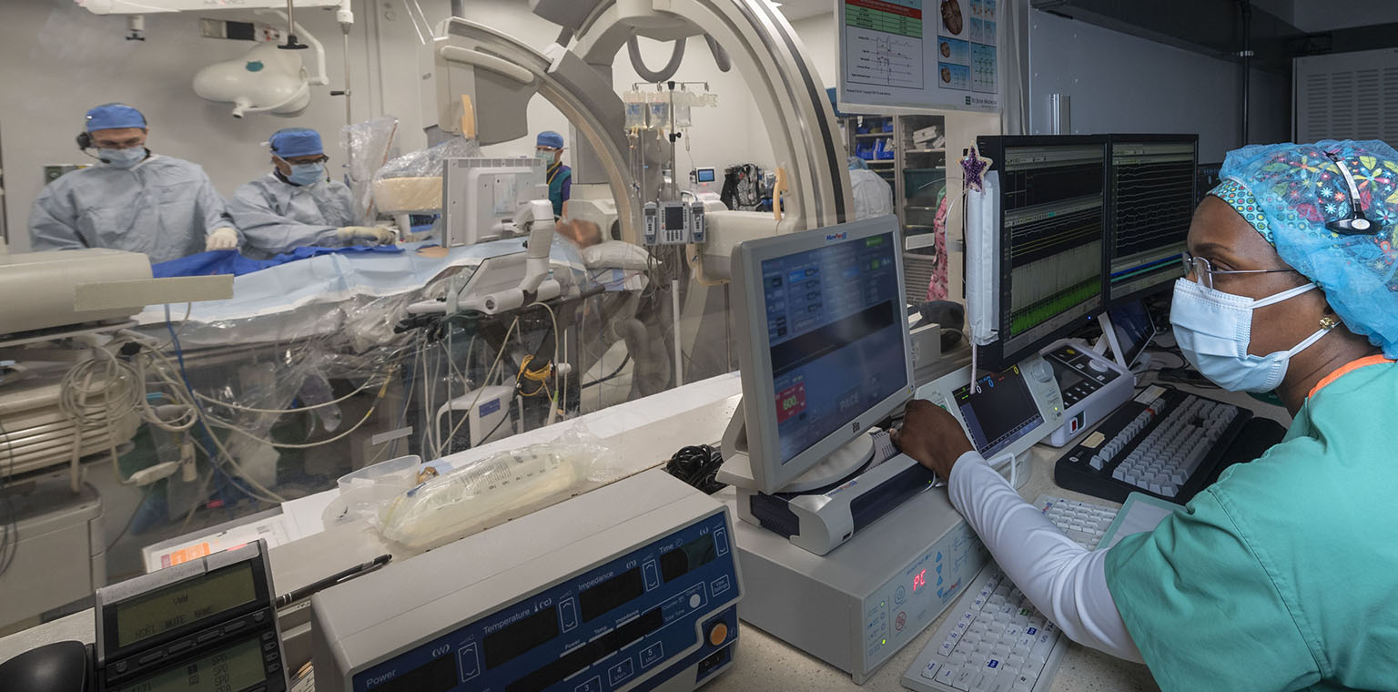 박사. Karoly Kaszala와 EP 팀은 VA 전기 생리학 실험실에서 절차를 수행합니다. 사진에 있는 다른 팀원으로는 수술대 전기생리학 펠로우인 Dr. Ajay Pillai, 마취과의 Darrin Gould 박사, 기록 시스템을 보조하는 간호사 Nathalie Tomety가 있습니다.