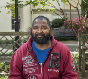 카지노사이트 심장 이식 환자 Raymond Hill이 MCV 캠퍼스에서 휴식을 취하고 있습니다.